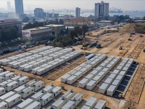 İzmir'de geçici barınma merkezinde konteyner kurulumu devam ediyor