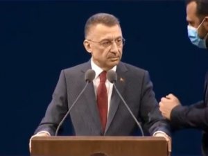 Cumhurbaşkanı Yardımcısı Fuat Oktay kürsüde rahatsızlandı