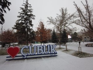 Çubuk güne kar yağışı ile uyandı