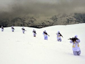 Muş'ta jandarma ekipleri, teröristlere dondurucu soğukta da göz açtırmıyor