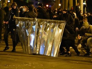 İspanya'da binlerce kişi rap sanatçısı Pablo Hasel'in cezaevine götürülmesini protesto etti