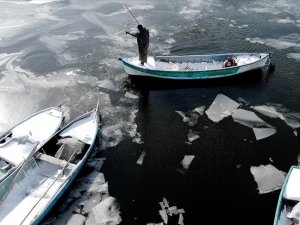 Konya'da balıkçılar eksi 18 derecede donan Beyşehir Gölü'nde buzları kırarak avlanıyor