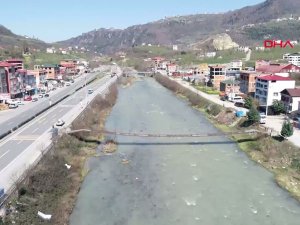 Güzergah daha kısa diye 150 metre mesafedeki tahrip olan asma köprüyü kullanıyorlar