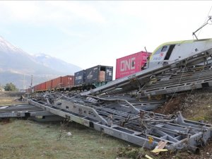 Adana'da aynı istikametteki iki yük treni çarpıştı: 2 makinist yaralı