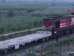 Makinist treni durdurdu, kurye iftarlık siparişini yetiştirdi