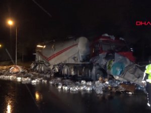 TIR, park halindeki beton mikserine çarptı, su şişeleri yola savruldu