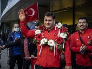 Milli güreşçiler Rıza Kayaalp ve Murat Fırat, Ankara'da coşkuyla karşılandı