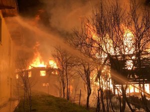 Kastamonu'nun Pınarbaşı ilçesinde çıkan yangın 3 eve sıçradı