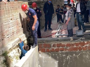 Arnavutköy'de iki duvar arasına sıkışan çocuğu itfaiye kurtardı 