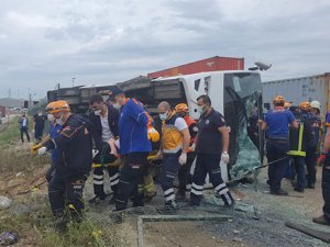 Servis midibüsü bariyerlere çarpıp devrildi: 3'ü ağır, 20 yaralı