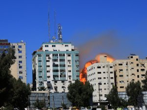 İsrail AP ve Al Jazeera ofislerinin de bulunduğu binayı vurdu