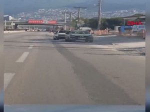 Arızalanan otomobili halatla ters çekti