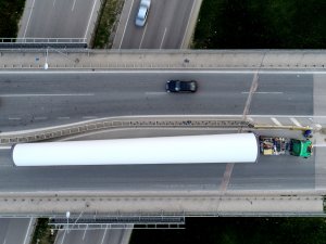 Rüzgar türbini gövdesi yüklü TIR'ın dönüşü için yoğun çaba