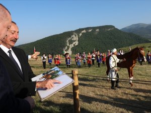 Cumhurbaşkanı Erdoğan, Azerbaycan Cumhurbaşkanı Aliyev ile Şuşa'da at yarışı izledi