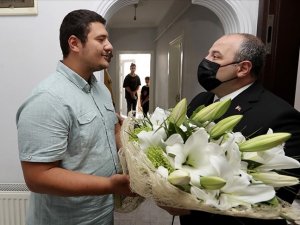 Bakan Varank, darbedilen basın mensubunu ziyaret etti