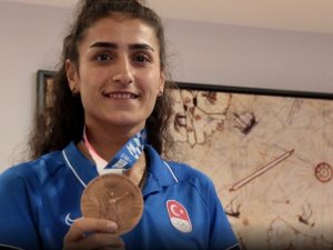 Tokyo'dan madalyayla dönen milli tekvandocu Hatice Kübra İlgün babasına verdiği sözü tuttu