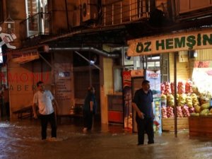 Pazar ilçesinde şiddetli yağış nedeniyle bazı ev ve iş yerlerini su bastı