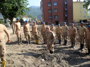 Askerlik günlerini unutamayan 79 yaşındaki "Coşkun dede" sel bölgesinde