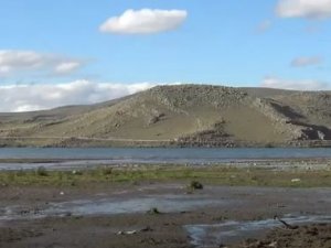 Kuraklık Çıldır Gölü'nün su seviyesini düşürdü