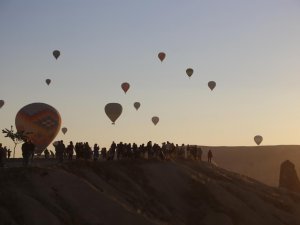 Kapadokya'da balonları izlemek isteyen turistler tepelere akın ediyor