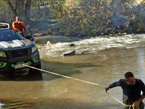 Nehri geçerken yan yatan off-road aracındaki 4 kişiyi çevredekiler kurtardı