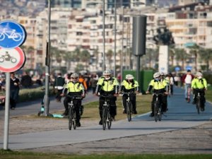 İzmir'in 'Beyaz Kırlangıçları' bisiklet yollarının güvenliği için pedala bastı