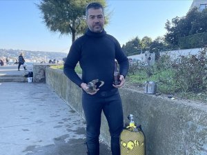Boğaz'ın 21 yıllık 'gönüllü temizlikçisi' bu kez denizden nal çıkardı