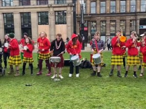 Çevrecilerden Glasgow sokaklarında müzikli iklim protestosu