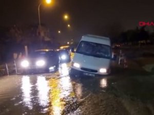 Adana'da sağanak yağış hayatı etkiledi, minibüs su dolu çukura düştü