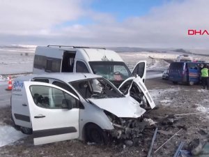 Öğrenci servisiyle hafif ticari araç çarpıştı: 1'i ağır, 11 yaralı