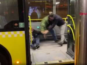 Metrobüsteki bıçaklı dehşet kamerada 