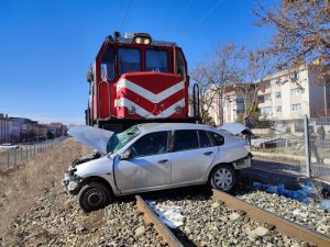 Ankara'da tren otomobile çarptı