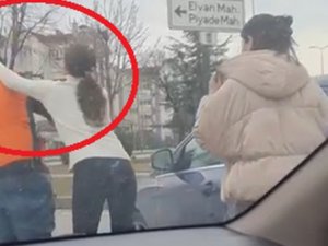 Motokurye ile sürücünün tekmeli, yumruklu kavgası kameraya yansıdı