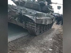 Ukrayna’da silahlanan siviller, Rus tankını durdurdu