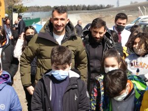 Mehmet Topal ve Şener Özbayraklı'dan sokak hayvanları için anlamlı hareket 