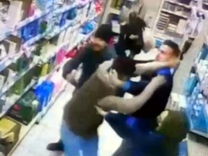 Ankara Mamak'ta market çalışanlarıyla müşteriler kavga etti