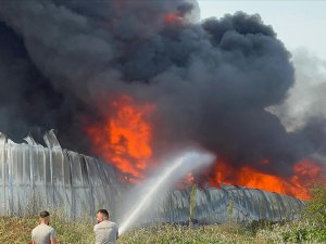 Kocaeli'de plastik fabrikasında yangın çıktı