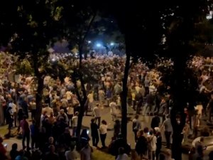 Ermenistan'da halk Başbakan Paşinyan'ı protesto etmek için toplandı