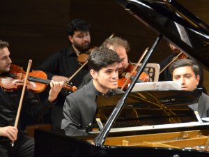 Otizmli piyanist Buğra Çankır piyano konçertosu seslendirdi
