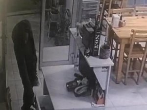 İş yeri sahibinin 20 TL yardım yaptığı şüphelinin lokantadan hırsızlık anı kamerada