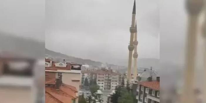 Çankırı’da fırtına: Cami minaresi böyle devrildi