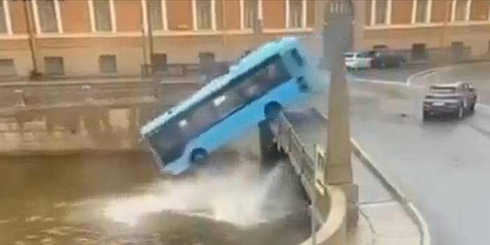 Yolcu otobüsü nehre uçtu: Ölüler var