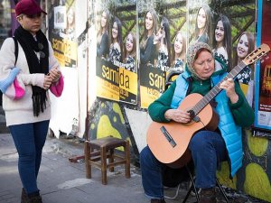 Yabancı gelin hayata gitarıyla tutundu