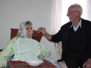 Felçli eşine ve engelli oğluna bakıyor