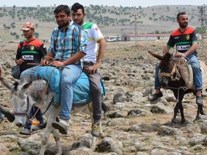 Futbol maçına eşek sırtında gidiyorlar