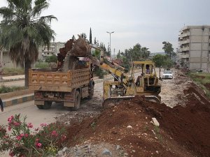 Afrin'de teröristlerin mayın döşediği hendekler temizleniyor