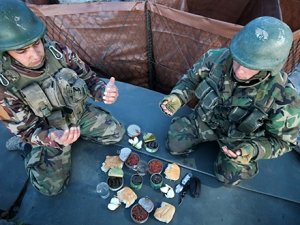 İlk iftarı sınırdaki Mehmetçik açtı