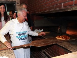 Başbakan Yıldırım fırında pide pişirdi