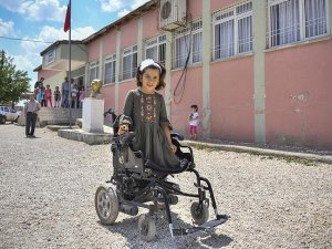 Ezgi'nin tek ihtiyacı protez bacaklar