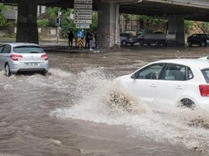 Başkentte kuvvetli yağış hayatı olumsuz etkiledi